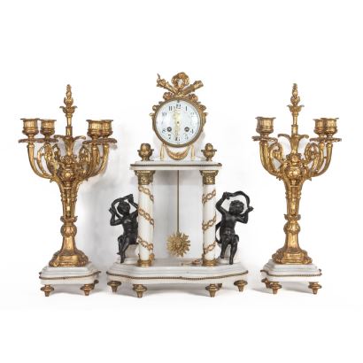 Reloj de sobremesa con guarnición, estilo Imperio, S. XIX.