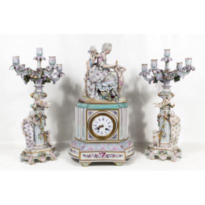 Reloj de sobremesa alemán con guarnición, S. XIX.