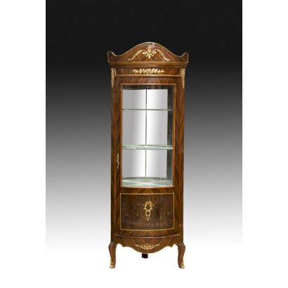Vitrina esquinera estilo francés, siglo XX. 