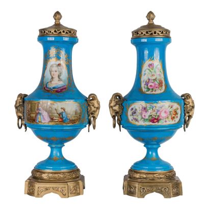 Pareja de jarrones en porcelana Sèvres, S. XIX.
