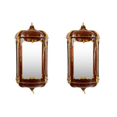Pareja de vitrinas de colgar, estilo Luis XV, según modelo de Joseph-Emmanuel Zwiener