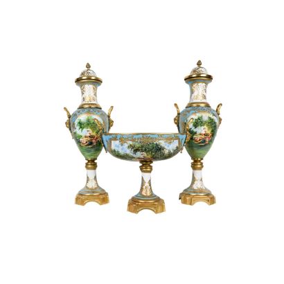 Conjunto en porcelana estilo Sévres, S. XX.