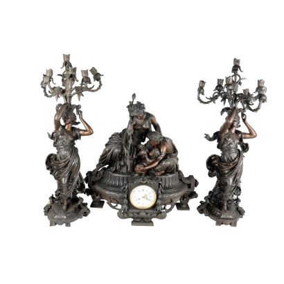 Monumental reloj de sobremesa con guarnición, S. XIX