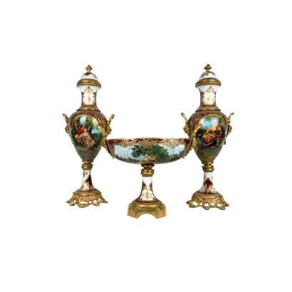 Conjunto formado por pareja de jarrones y centro. Porcelana.