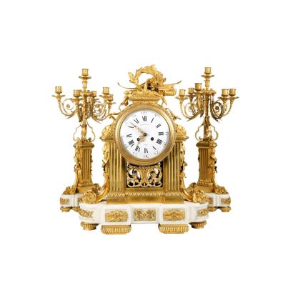 Reloj de sobremesa con guarnición, estilo Luis XVI
