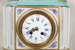 Reloj de sobremesa alemán con guarnición, S. XIX.. Porcelana.
