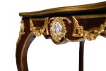 Mesita estilo Luis XV, S. XX.. Muebles.