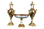 Conjunto formado por pareja de jarrones y centro. Porcelana.