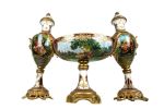Conjunto formado por pareja de jarrones y centro. Porcelana.
