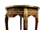 Mesita estilo Luis XV. Muebles.