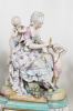 Reloj de sobremesa alemán con guarnición, S. XIX.. Porcelana.