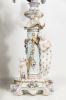 Reloj de sobremesa alemán con guarnición, S. XIX.. Porcelana.