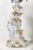 Reloj de sobremesa alemán con guarnición, S. XIX.. Porcelana.