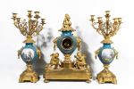 Reloj de sobremesa con guarnición, Napoleón III, segunda mitad del S. XIX.. Relojes.