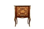 Comodita estilo Napoleón III. Muebles.