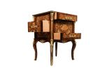 Comodita estilo Napoleón III. Muebles.