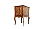 Comodita estilo Napoleón III. Muebles.